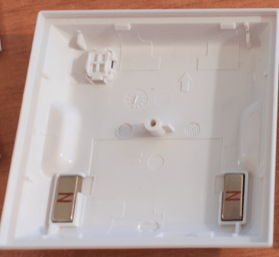 Magnets in the back of the Aqara switch